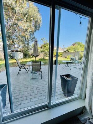 Interior - Location! Location! Bright, modern and clean south Oak Bay garden suite. (Victoria)