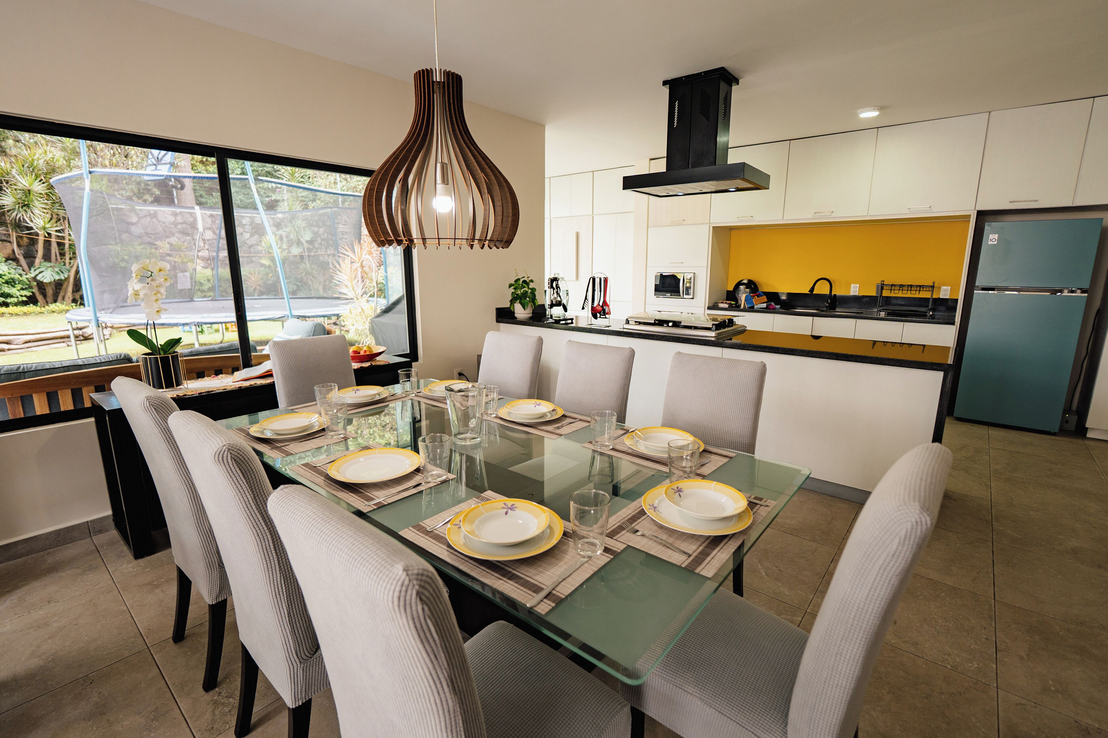 Casa de campo familiar, vista al jardín | Comedor