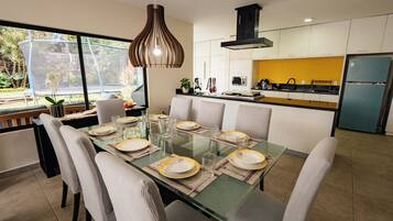 Casa de campo familiar, vista al jardín | Comedor