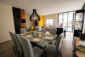 คอทเทจสำหรับครอบครัว, วิวสวน | ห้องรับประทานอาหาร