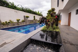 Outdoor pool, pool umbrellas, sun loungers - Casa Luan Alberca & Amenidades en Sumiya (Cuernavaca)