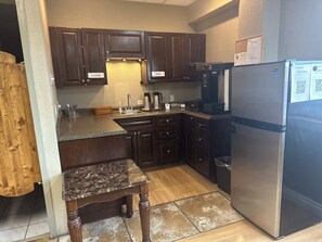 ثلاجة، ميكروويف، ماكينة لصنع القهوة/الشاي، مستلزمات طهي/أطباق/أوعية