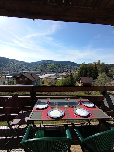 Cozy apartment with a terrace and a beautiful view: Sleeps 2 to 4 people, with a garage and storage space for 2 bikes. 