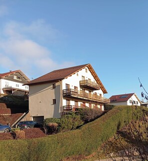 Exterior - 2 to 4 persons, terrace, nice view, box for 2 bikes, 41 M2 apartment. (Gérardmer)