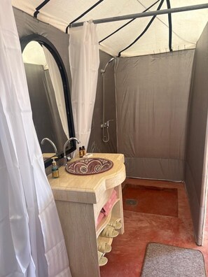 Shower, free toiletries, towels, soap - Arawan Luxury Desert Camp (Mhamid)