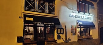 Exceptional villa on the banks of the Meuse. 4 bedrooms, garden, jacuzzi, brazier