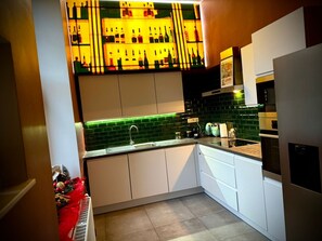 ثلاجة، فرن، موقد طهي مسطح، غسالة أطباق