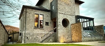 Exceptional villa on the banks of the Meuse. 4 bedrooms, garden, jacuzzi, brazier