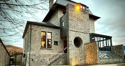 Exceptional villa on the banks of the Meuse. 4 bedrooms, garden, jacuzzi, brazier