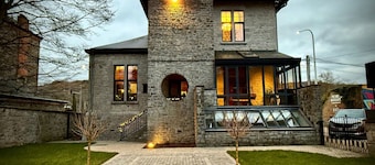 Exceptional villa on the banks of the Meuse. 4 bedrooms, garden, jacuzzi, brazier