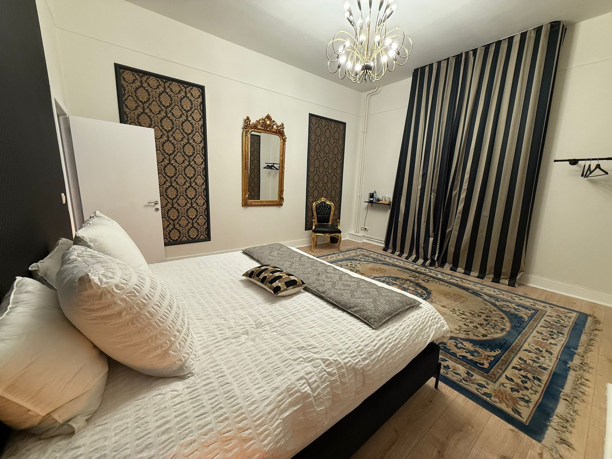 Lit de bébé portatif, accès au Wi-Fi (inclus)