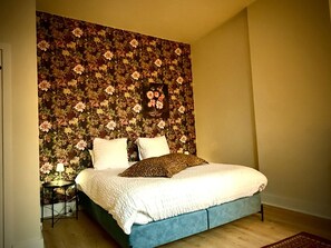 سرير سفر وواي فاي مجانًا