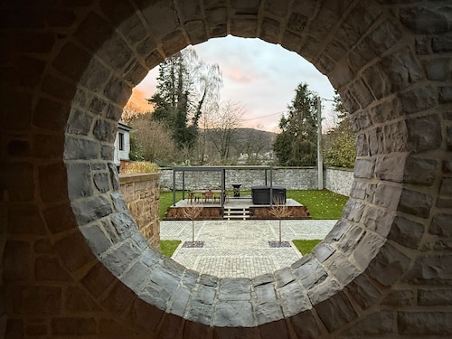Exceptional villa on the banks of the Meuse. 4 bedrooms, garden, jacuzzi, brazier