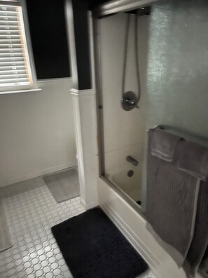 Bathroom - Very private cozy 2-bedroom house in Howell with AC and hot tub (Howell)