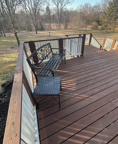 Very private cozy 2-bedroom house in Howell with AC and hot tub