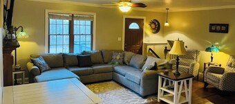 Very private cozy 2-bedroom house in Howell with AC and hot tub