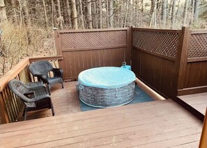 Outdoor spa tub - Very private cozy 2-bedroom house in Howell with AC and hot tub (Howell)