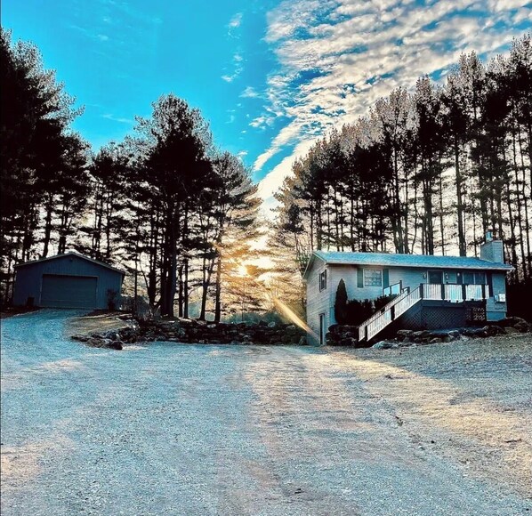 Exterior - Very private cozy 2-bedroom house in Howell with AC and hot tub (Howell)