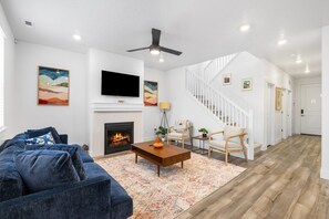 Smart TV, fireplace - Ginger Creek Getaway, For Dog Loving Families! (Boise)