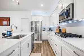 Fridge, microwave, oven, stovetop - Ginger Creek Getaway, For Dog Loving Families! (Boise)