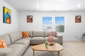 Smart TV, fireplace - Ginger Creek Getaway, For Dog Loving Families! (Boise)