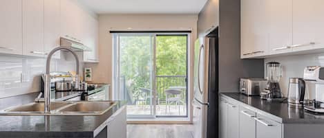 Refrigerador, microondas, horno, placa de cocina