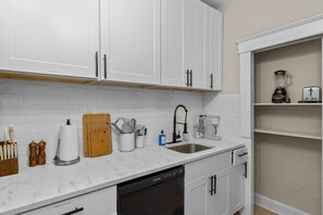 Fridge, microwave, oven, stovetop - Lovely 1-bedroom house with AC in charming St. Louis (St. Louis)