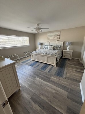 Työpöytä, silitysrauta/-lauta, ilmainen Wi-Fi, vuodevaatteet