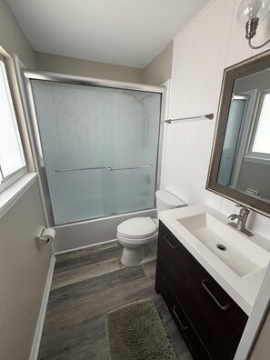 Suihku, hiustenkuivaaja, pyyhkeet