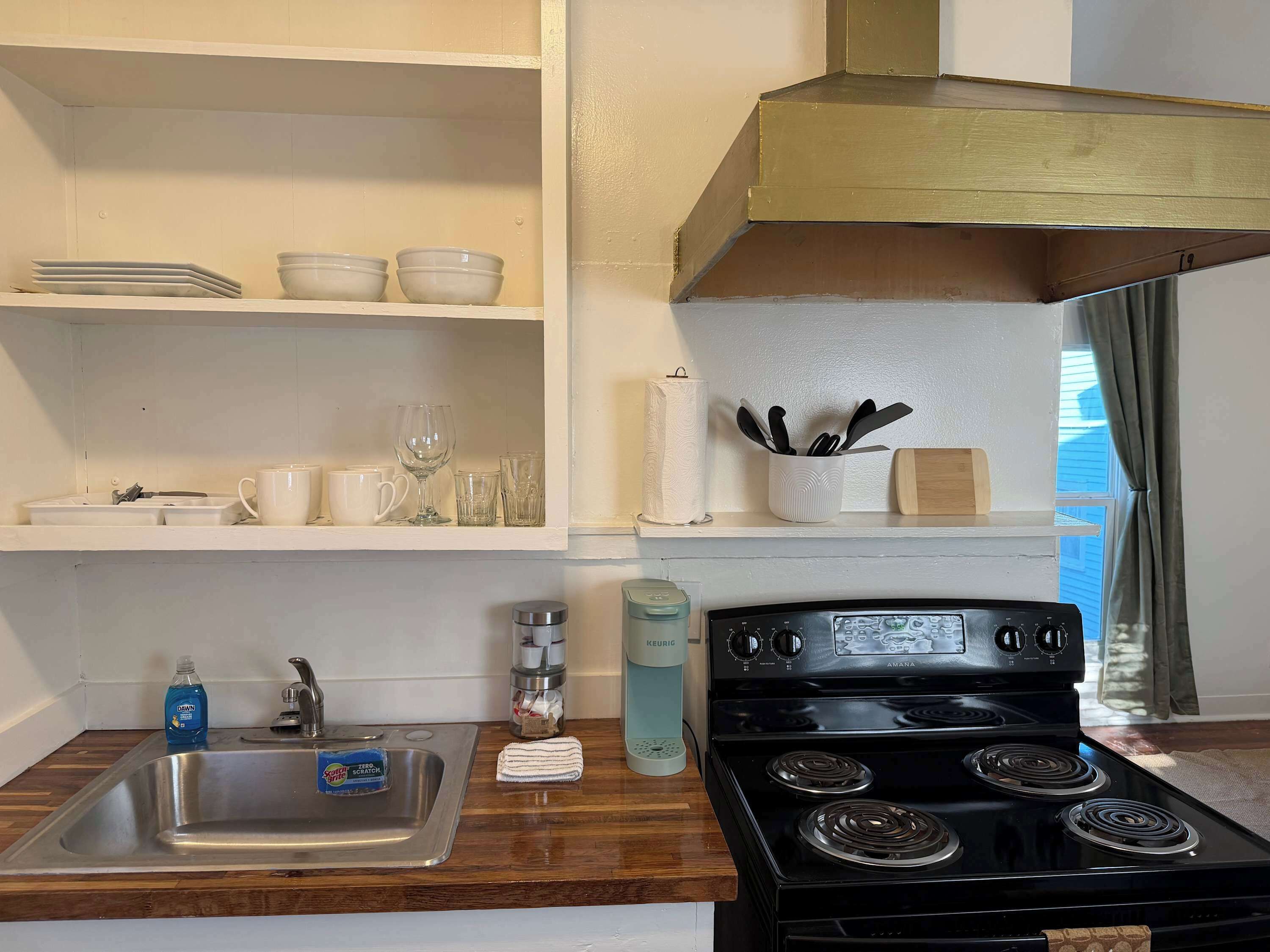 Kjøleskap, mikrobølgeovn, ovn og kokeplater