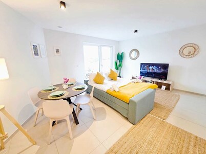 配有露台和停車位的溫暖明亮一睡房