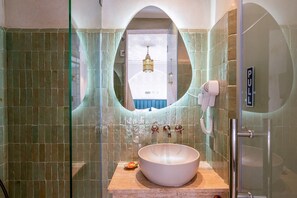 Deluxe Double Room, Private Bathroom | Bathroom | Hair dryer, towels, soap, shampoo