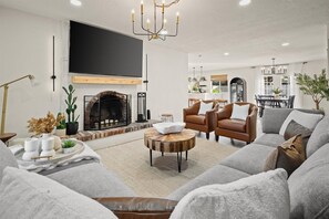 Living area - Stylish Desert Family Getaway + Heated Pool (Tempe)