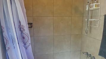 Een haardroger, handdoeken, zeep, toiletpapier
