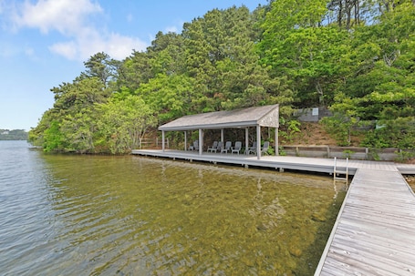 Property grounds. Pond Access, Fire Pit & Bikes, house with AC in charming Brewster