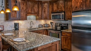 ثلاجة، ميكروويف، فرن، موقد طهي مسطح