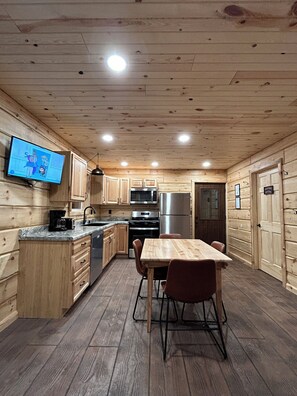 Fridge, microwave, oven, stovetop - Cabin 1 on The Willow Reservoir (Hazelhurst)