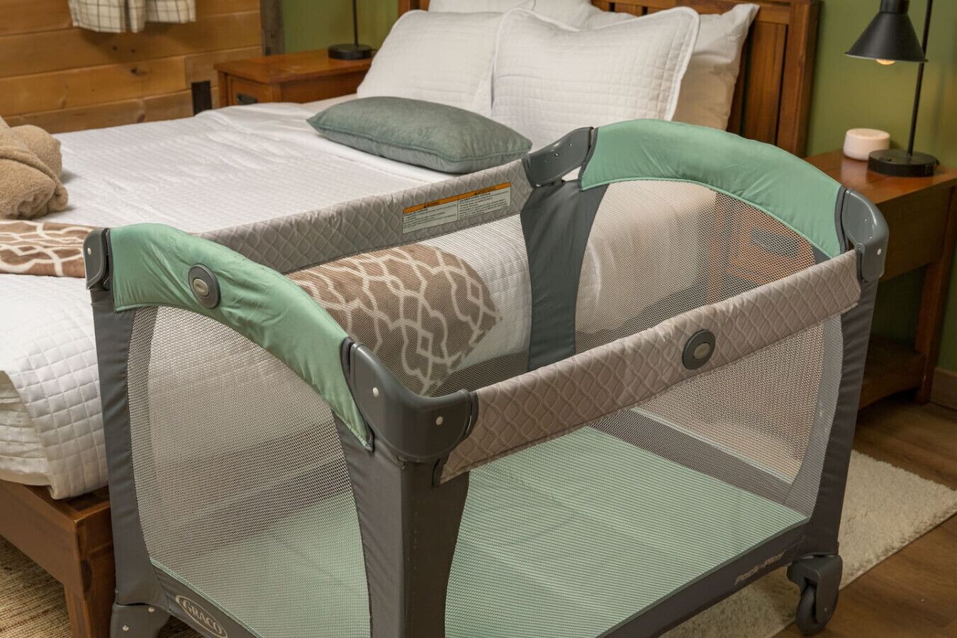 4 habitaciones, escritorio y tabla de planchar con plancha 