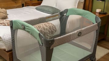 4 habitaciones, escritorio y tabla de planchar con plancha