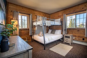 4 slaapkamers, een bureau, een strijkplank/strijkijzer, reisbedje
