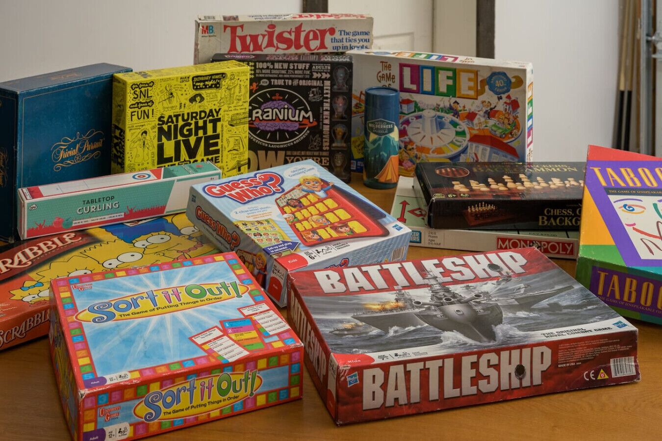 Una variedad de juegos de mesa sobre una mesa.