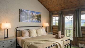 Escritorio, tabla de planchar con plancha, cuna de viaje y wifi