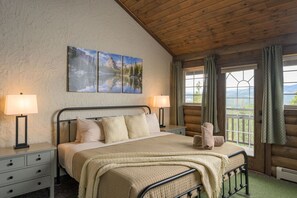 Escritorio, tabla de planchar con plancha, cuna de viaje y wifi 