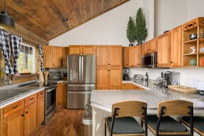 Fridge, microwave, oven, stovetop - The Moose Hoose I Cabin W/Views + Game Room (Black Hawk)