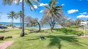 A coastal park with palm trees, picnic areas, and a view of the ocean. - Shoreline Apartments - Unit 9 (Bargara)