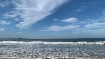 Ranta lähistöllä, valkoista hiekkaa