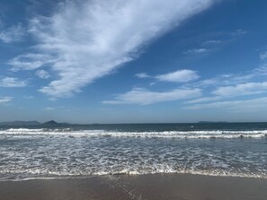 Ranta lähistöllä, valkoista hiekkaa