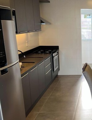Luxury-Apartment, Strandblick | Eigene Küche | Kühlschrank, Mikrowelle, Kochgeschirr/Geschirr/Besteck, Esstisch