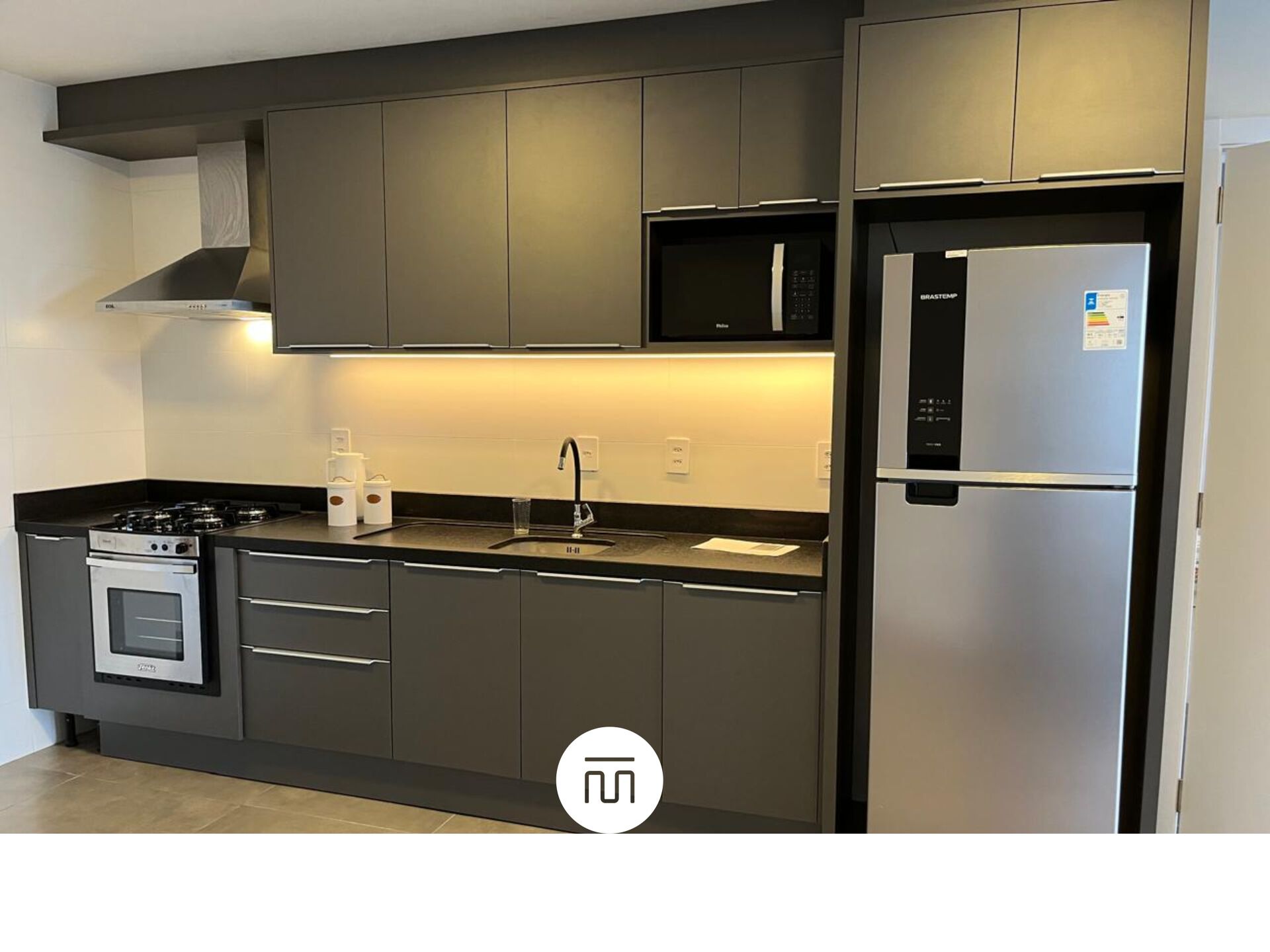 Jääkaappi, mikroaaltouuni, keittoastiat/astiat/ruokailuvälineet