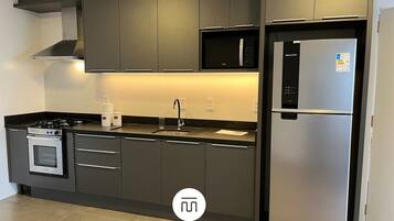 Jääkaappi, mikroaaltouuni, keittoastiat/astiat/ruokailuvälineet